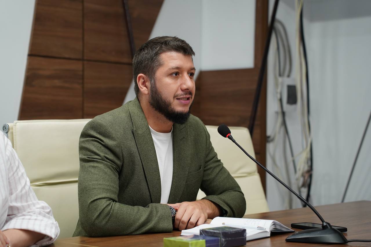 Курбанисмаилов Ренат Бадрудинович выступает с докладом на профессиональной встрече